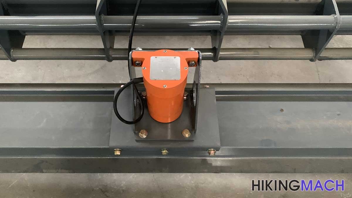Equipped with a vibrating motor with super-strong vibration force, it has a better vibration effect on concrete floors.
