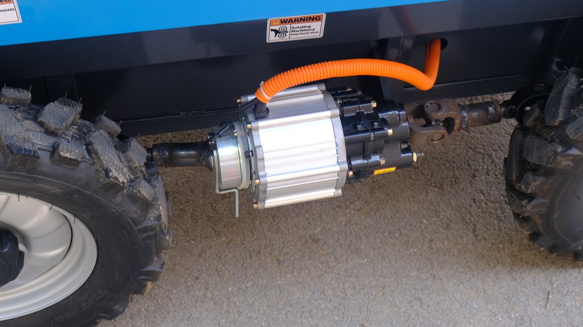Powered by dual 800 W motors (2 × 800 W) for a total output of 1,600 W, delivering strong torque with zero emissions and virtually silent operation.4×4 all‑wheel drive provides excellent off‑road capability on complex terrain. It can pivot on the spot, offering outstanding maneuverability and flexibility. Equipped with an electromagnetic braking system that automatically prevents rollback on steep slopes, improving safety.