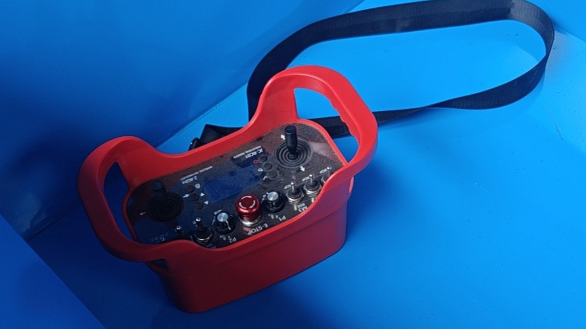 Remote control operation with a working range of up to 500 m, giving operators better visibility, fully contactless control, and enhanced safety.The remote controller includes cruise control and stepless speed adjustment. With a top speed of 10 kmh, its transport efficiency is more than three times that of a conventional manual wheelbarrow dumper.