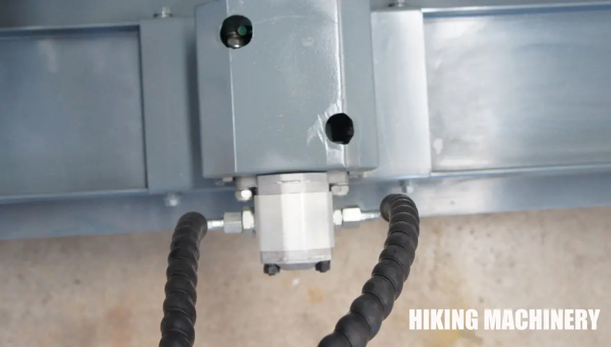 Ride on laser screed hydraulic vibrator