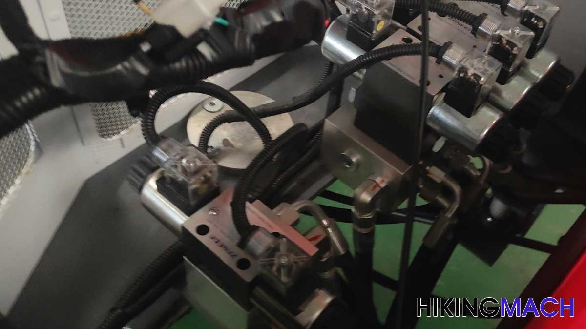 The high quality hydraulic pump is equipped with to provide powerful hydraulic power to the machine.