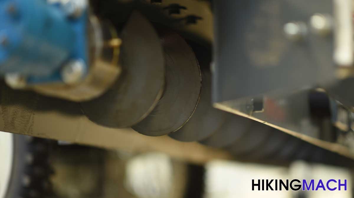 The machine is equipped with a high-speed feeding screw that automatically discharges excess concrete and reduces manpower input