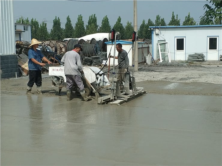 The laser screed is working in the concrete
