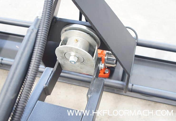 a) The product is designed with self-balancing leveling head.